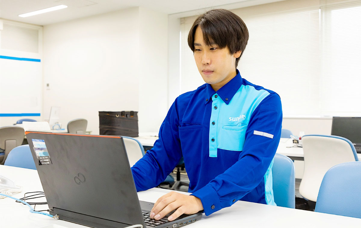 オフィスでパソコン作業をしている様子