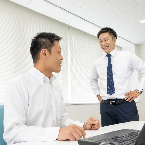 K.Y.さんが楽し気に他の社員と話している様子