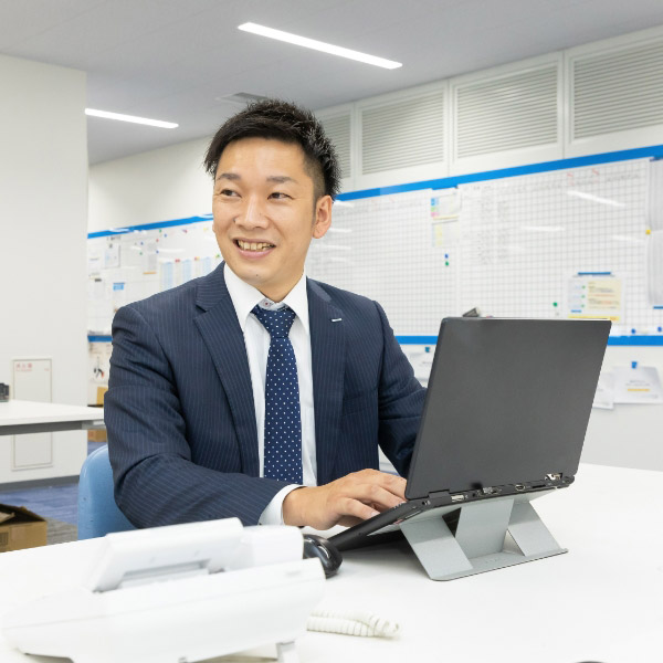 K.Y.さんが話しかけられたであろう方向に笑顔で振り向く様子