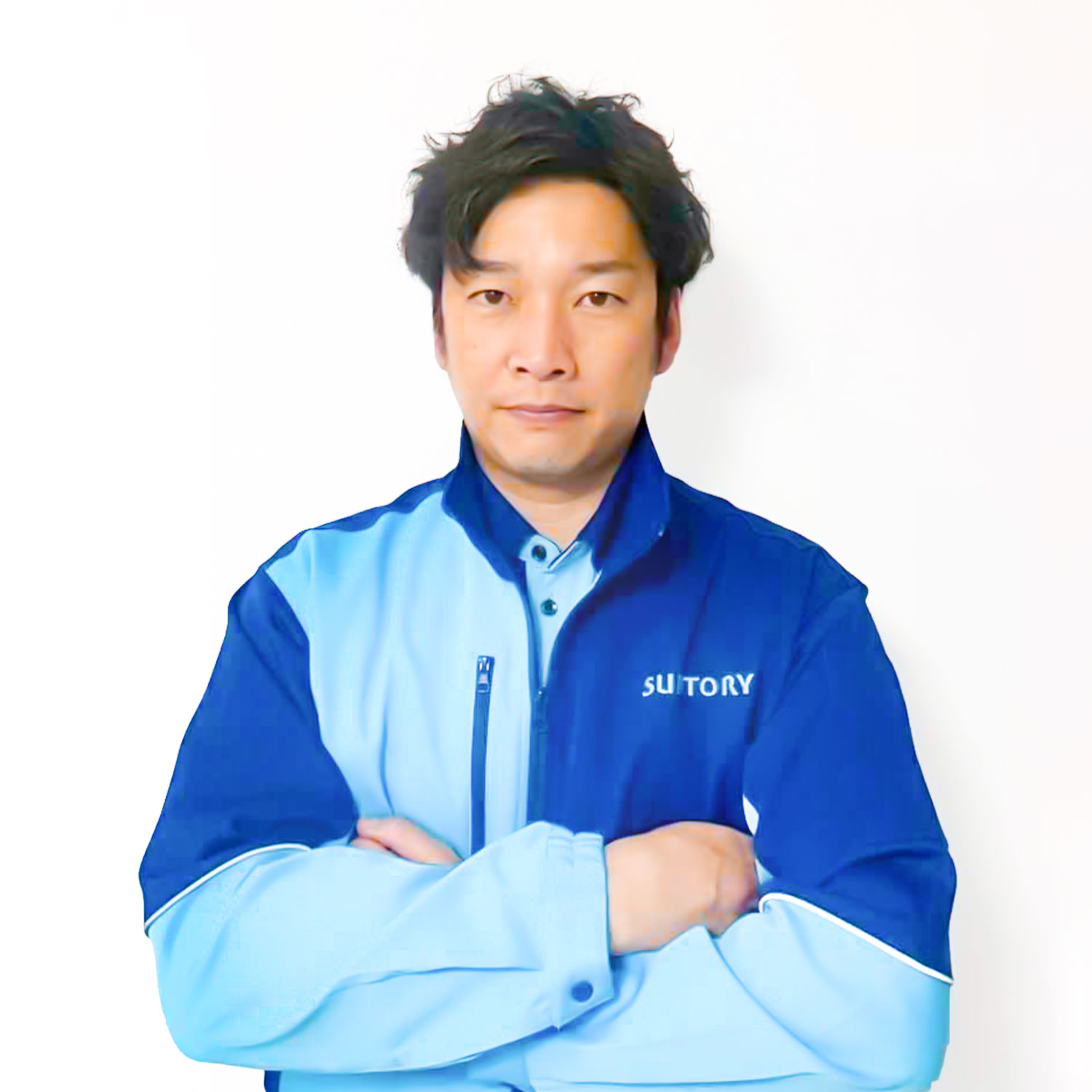 K.Y.さんが腕を組んで立っている写真