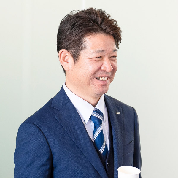H.S.さんが従業員と笑顔で話している様子