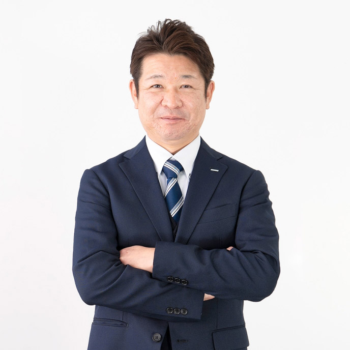 H.S.さんが腕を組んで立っている写真