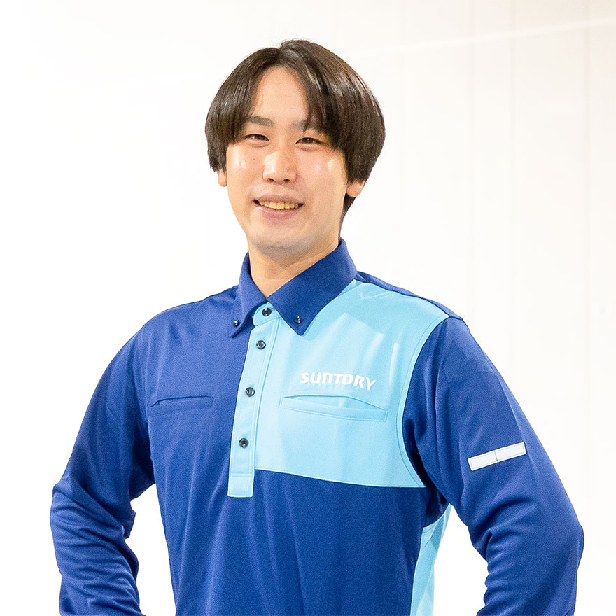 S.I.さんが腰に手を当てて立っている写真