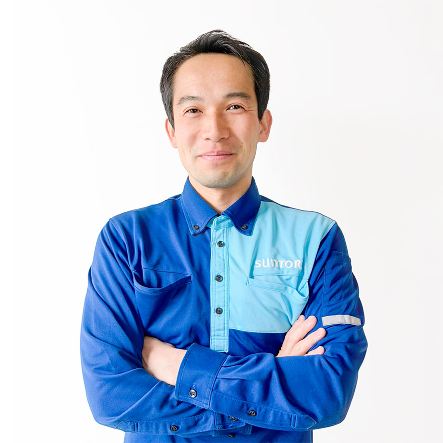 H.M.さんが腕を組んで立っている写真