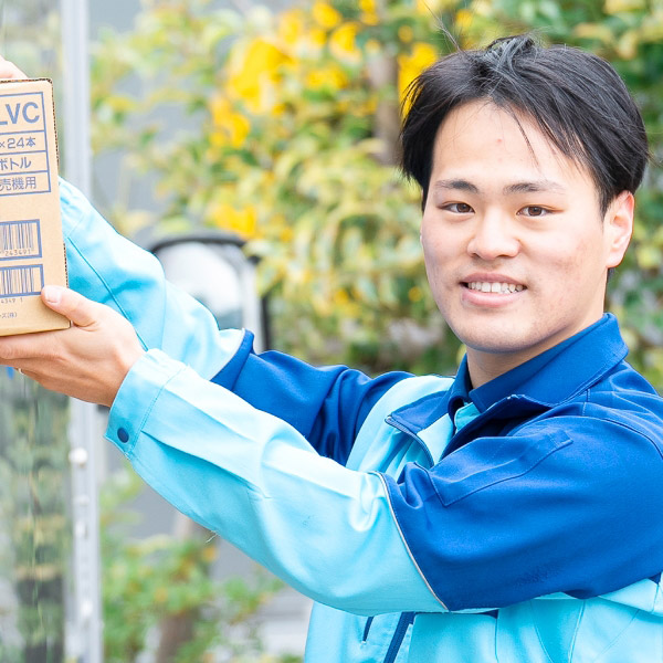S.O.さんがトラックに荷物を積んでいる様子