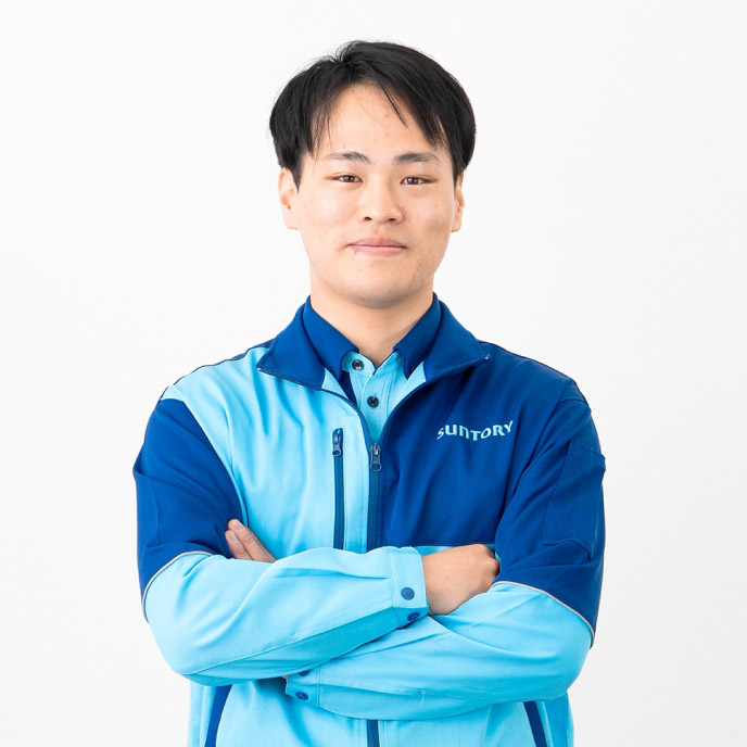 S.O.さんが腕を組んで立っている写真